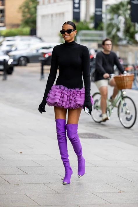 Colour Blocking Street Style, Artist Fashion Outfits, Purple Colour Blocking Outfit, Nyfw 23, Purple Dress Street Style, Purple London, Purple Runway Outfits, London Chic, London Street Style Spring