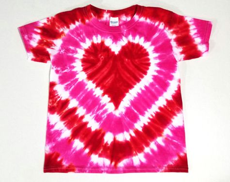 Camisa Tie Dye, Heart Tie Dye, Tie Dye Shirts Patterns, Ty Dye, Diy Tie Dye Designs, Tie Dye Patterns Diy, Adult Valentines, Diy Tie Dye Shirts, Tie Dye Heart