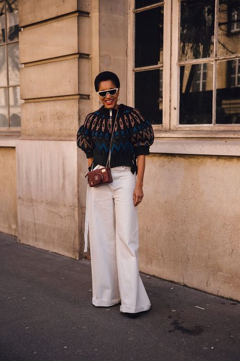 tamu macpherson wears wide leg white jeans and a patterned oversize knit Wide Leg White Jeans, Styling Wide Leg Jeans, How To Style Wide Leg Jeans, Dress Over Jeans, Style Wide Leg Jeans, Elle Fashion, Cool Girl Style, Fashion Book, Leather Boots Heels