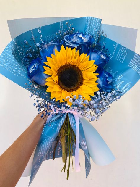 Ramo de girasol con rosas azules Instagram: aflordepiel_tf #instagram #aesthetic #rosas #azules #rosas #ramos #ramodeflores #ramoderosas #medellin #colombia #roses #blue #sunflower #girasol Blue Sunflower Bouquet, Blue Sunflower, Diy Best Friend Gifts, Roses Blue, Black Spiderman, Sunflower Bouquets, Blue Roses, Ely, Craft Business