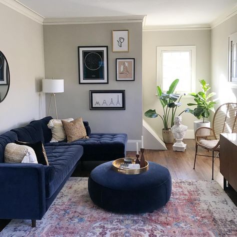 Modern Living Room Decor Blue Couch, Dark Blue Sofa Living Room, Living Room Blue Couch, Blue Sofa Living Room Ideas, Blue Couch Living Room Ideas, Blue Couch Living, Navy Lounge, Blue Sofas Living Room, Blue Couch Living Room