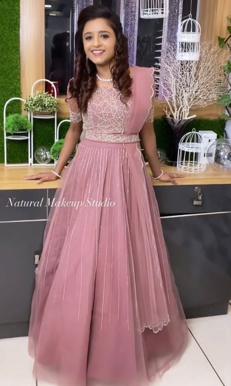 Lehenga Ideas, Dupatta Draping, Engagement Dress For Bride, Best Indian Wedding Dresses, Family Dress, Garba Dress, Engagement Mehndi, Simple Lehenga, Reception Lehenga