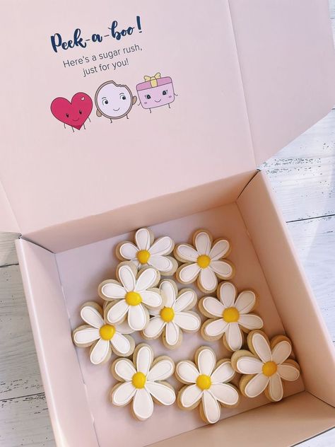 Salty Birthday Treats, Daisy Theme Cookies, Daisy Flower Cookies, Garden Party Simple, Daisy Sugar Cookies Royal Icing, Daisy Flower Theme Birthday Party, Daisy First Birthday Cookies, Flower Icing Cookies, Cake With Daisy Flowers