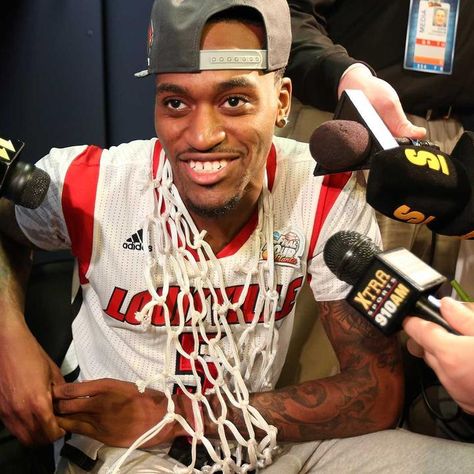 Got a case of the Mondays there, dear reader? Heres a photo from March Madness hero Kevin Ware that should put things in perspective. Louisville Basketball, College Basketball Players, Mike Rutherford, Basketball Training Equipment, Vertical Jump Training, Basketball Gym, Basketball Practice, Basketball Tips, Basketball Camp