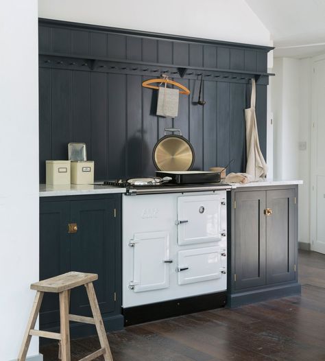 Classic English Kitchen, Custom Backsplash, Devol Kitchens, Shaker Furniture, London Kitchen, Farmhouse Kitchens, English Kitchens, Rustic Kitchen Design, Kitchen Design Trends