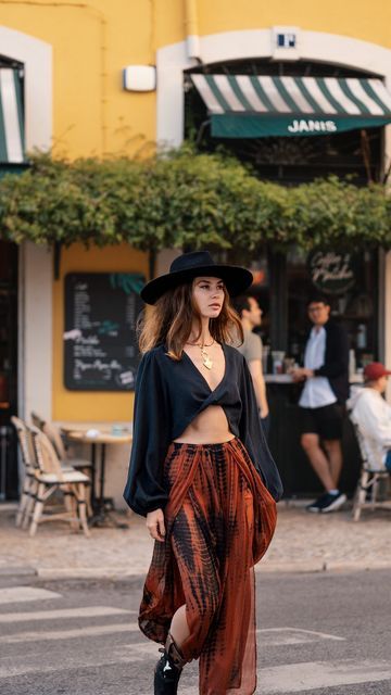 Lisbon Style Fashion, Bohemian Rock Style Outfit, Street Boho Style, Fancy Hippie Outfit, Folk Music Festival Outfit, Boho Outfits 2024, Folk Concert Outfit Summer, Boho Rock Outfit, Festival Outfits 2024