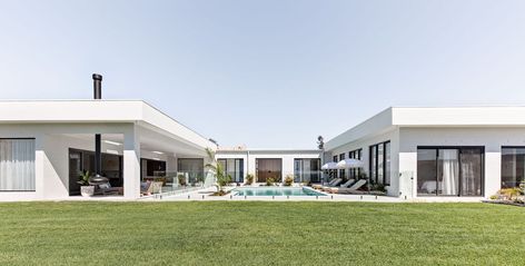 Enigma, North Richmond - Pure Locations - Location Hire Sunloungers Outdoor, Palm Springs Style Home, Landscaping Modern, Desert Architecture, U Shaped Houses, Flat Roof House, Roof House, Pool Pool, Pools Backyard