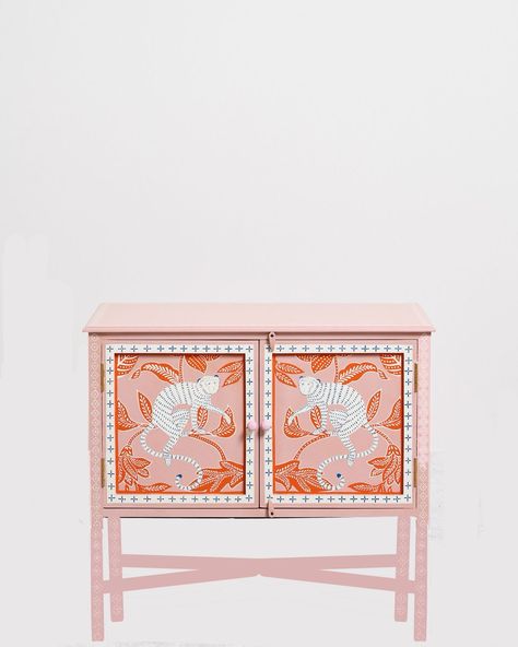 Funky Storage Ideas, Diy Art Deco Furniture, Fun Bedroom Ideas, Pink Cabinet, Vintage Hand Painted Furniture, Hand Painted Cabinet, Pink Cabinets, Bedroom Wall Decor Ideas, Painted Cabinet