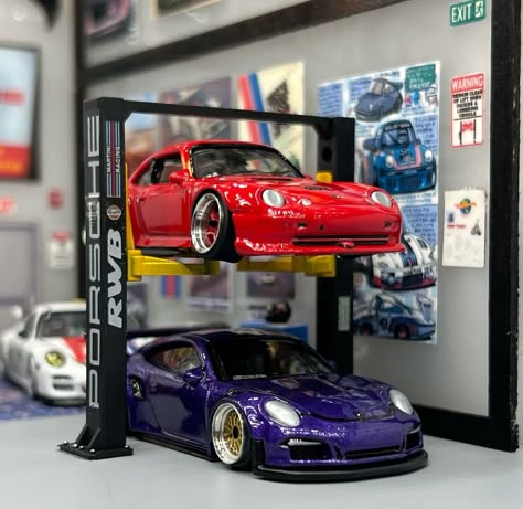 Car Room Decor, Hot Wheels Room, Diecast Cars Display, Diorama 1:64, Car Animation, Hot Wheels Display, Hot Wheels Garage, Cars Room, Model Cars Building