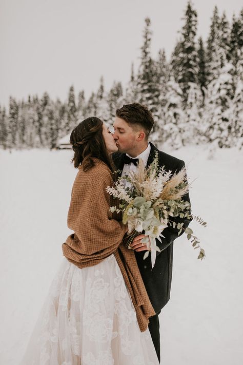 Elopement Winter, Winter Mountain Wedding, Winter Wedding Color Palette, Winter Wedding Photos, Snow Wedding, Rustic Winter Wedding, January Wedding, Winter Wedding Colors, Winter Elopement