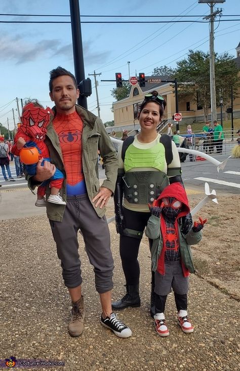 Spider Man Family Halloween Costumes, Into The Spiderverse Costume, Spider Man Family Costume, Spiderman Family Costumes, Spiderman Into The Spiderverse, Family Halloween Costume Ideas, Into The Spiderverse, Family Halloween Costume, Spiderman Costume