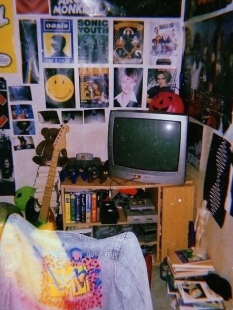 :-) #bedroom #bedroomideas 90s Bedroom Aesthetic, Punk Room, 90s Room, 90s Bedroom, Grunge Bedroom, 80s Room, Look 80s, Aesthetic Bedroom Ideas, Retro Bedrooms