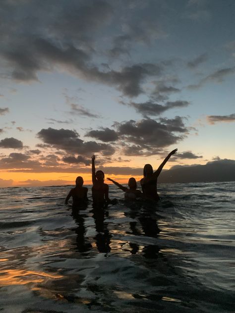 Friends Posing, Beach Silhouette, Love Or Hate, Best Vacation Spots, Beach Friends, Sky Sunset, Beach Swimming, Foto Ideas Instagram, Summer Feeling