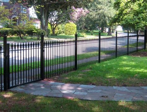 16 Inspirational Fence Ideas That Are Simple Yet Beautiful Iron Fencing Ideas Front Yards, Black Iron Fence, Front Yard Fence Ideas, Grandpa House, Unique Fence Ideas, Yard Fencing, Pagar Modern, Fence Railing, Iron Fencing