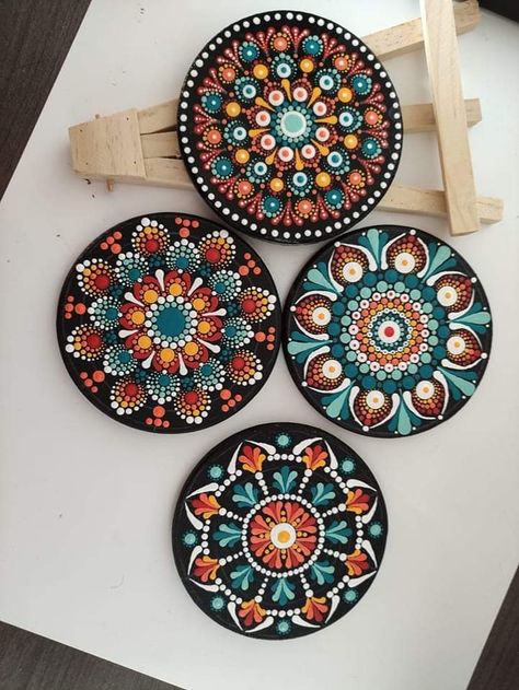 Fall Color Dot Mandala, Dot Mandala Coasters, Mini Dot Mandala, Mandala Coasters, Diy Canvas Art Easy, Christmas Mandala, Mandala Painted Rocks, Mandala Rock Art, Stone Art Painting