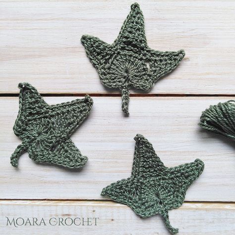 Free crochet Ivy leaf pattern. Step by step photo tutorial to make these little crochet motifs. Visit Moara Crochet for many more free crochet patterns. #ivy #crochetivy #crochetleaf #freecrochetleafpattern Crochet Ivy Leaf, Crochet Ivy, Nature Textiles, Crocheted Motifs, Knit Flowers, Crochet Plants, Crochet Leaf, Crochet Garden, Crochet Appliques