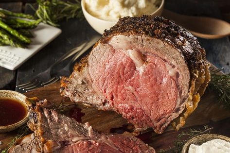 Whether you're looking to wow your mother-in-law or show off your cooking skills to your friends and family, prime rib is an impressive choice for a special dinner. Prime Rib Rub Recipe, Crusted Prime Rib Recipe, Rib Rub Recipe, Ribeye Roast, Cooking Prime Rib, Rib Roast Recipe, Standing Rib Roast, Rib Recipe, Prime Rib Recipe