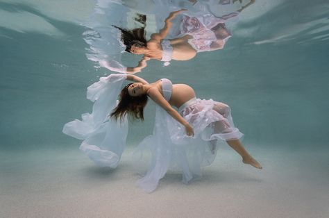 Maternity Photo Shoot Ideas Underwater, Under Water Maternity Shoot, Water Goddess Maternity Shoot, Underwater Pregnancy Photos, Under Water Maternity Pictures, Water Maternity Photoshoot, Pregnant Underwater, Pool Maternity Shoot, Maternity Photos In Water