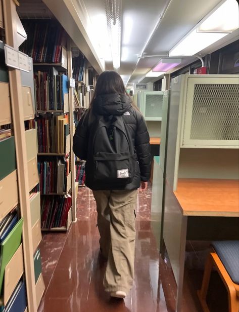 Girl facing away from camera walking in a library. Backpack Aesthetic Outfit, Study Outfit Aesthetic, Tumblr College, Y2k Instagram, Uni Fashion, Alt Y2k, Collage Photography, Stylish School Bags, School Bag Essentials