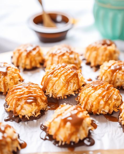 Salted Caramel Coconut Macaroons, Caramel Coconut Macaroons, Caramel Coconut, Coconut Macaroons Recipe, Salty Treats, Creative Snacks, Coconut Caramel, Macaroon Recipes, Almond Bark