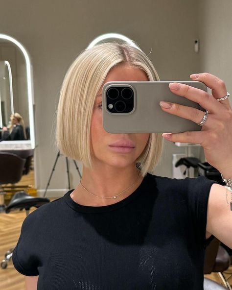 18 Trendiest Italian Bob Ideas For A Flawless Stylish Look Short Blonde Hairstyles Straight, Bluntcut Bob Blond, Blond Short Bob, 90s "bixie" Haircut Blonde, Bobs Haircuts 2024, Jawline Bob, Hairstyles For Short Bob, Bob Trend 2024, Short Bob Curled