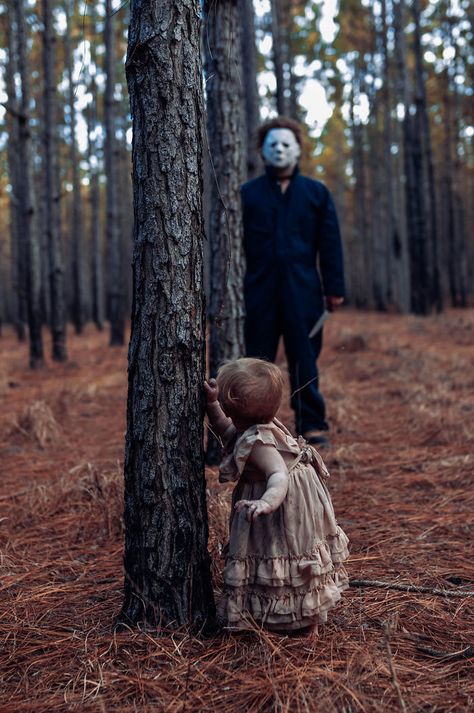 Mom Turns Her Baby Into A Zombie For A Horror Photoshoot And The Kid Absolutely Nails It Michael Myers Photoshoot, Zombie Mom, Zombie Photo, Terrifying Halloween, Horror Photoshoot, Horror Photography, Cute Zombie, Halloween Photography, Classic Horror Movies