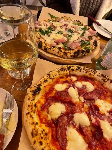 Pizza Aesthetic Restaurant, Pizza Restaurant Aesthetic, Italy Restaurant, Pizza Dinner, Food Instagram, Pizza Restaurant, Dinner Food, Camembert Cheese, Pizza