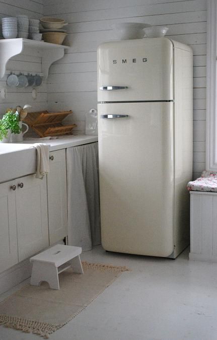 I love the look of Smeg, but I'm not sure if I can lose all the space I enjoy now with one all refrigerator and one all freeze.  Smeg does not have this option....maybe two...just for the space?  I mean a box of popsicles and a tub of ice cream and the freezer is practically full. Smeg Refrigerator, Vintage Fridge, Smeg Fridge, Retro Fridge, Vintage Appliances, Casa Vintage, Cottage Kitchens, Bedroom Walls, Trendy Kitchen