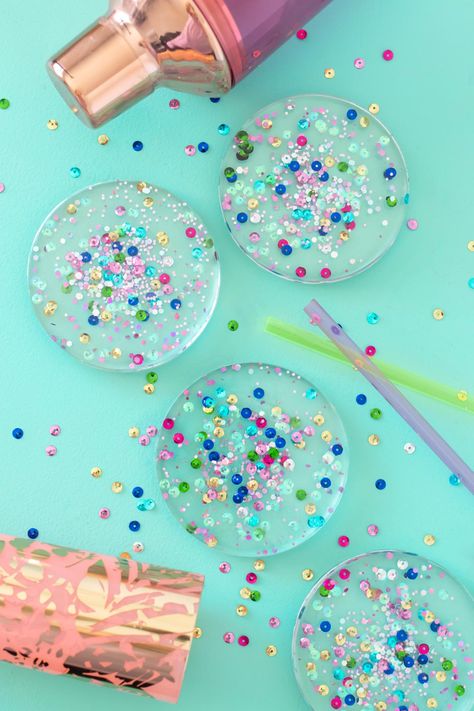 Make a set of confetti coasters with resin in less than 10 minutes! Add sequins and glitter to a two-part resin mix in a drink coaster mold for fun, easy DIY home decor. These sequin coasters make great gifts for housewarming and holidays! Make your own confetti mix with various sizes of sequins for colorful coasters that match your decor // #diydecor #homedecor #housewarminggifts #diygifts #giftideas #resincrafts #confetticrafts #diyhomedecor #30minutecrafts #glittercrafts #diycoasters Diy Resin Coasters Tutorial, Epoxy Resin Coaster Ideas, Resin Coasters Diy, Colorful Coasters, Diy Resin Coasters, Emoji Craft, Coaster Mold, Homemade Coasters, Coasters Diy