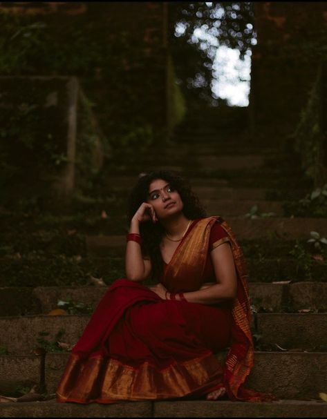 Cute Poses Female, Temple Saree Photoshoot, Indian Sari Aesthetic, Saree Shoot, Sisters Photoshoot Poses, Sisters Photoshoot, Saree Poses, Vintage Photoshoot, Indian Photoshoot