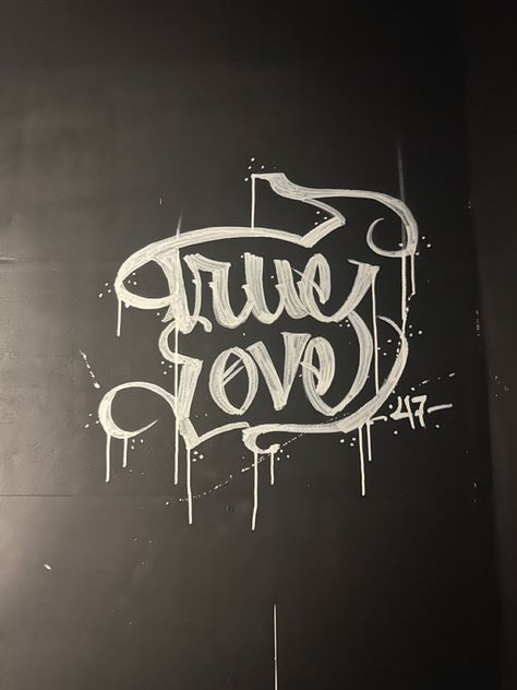 #love #aesthetic #art #graffiti wall art Street Art Graffiti Letters, Graffiti Love Art, Feminine Graffiti, Valentines Graffiti, Graffiti Valentines, Homies Aesthetics, Graffiti Art Drawings, Font Graffiti, Alphabet Graffiti