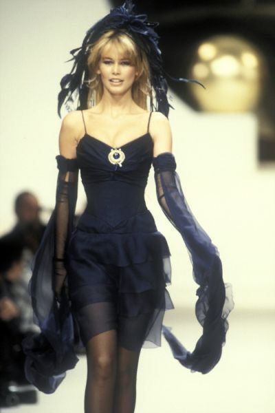 90s Runway Models, Y2k Runway Fashion, Gilded Glamour Dress, 80s Runway Fashion, Gilded Glamour, 1990 Style, 00s Mode, 90s Runway, Chanel Runway