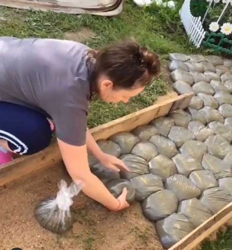 Crea el camino perfecto con piedras de cemento - Dale Detalles House Ranch, Summer Mantle Decor, Front Yard Landscaping Simple, Landscape Designs, Shower Tile Designs, Front House Landscaping, Diy Landscaping, House Landscape, Front Yard Landscaping Design