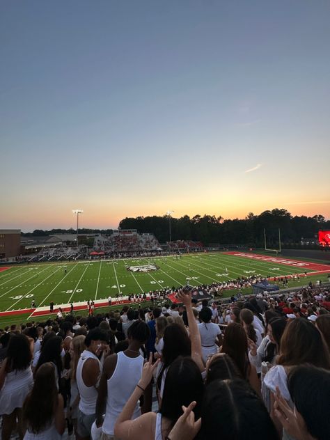 American Football Aesthetic High School, Highschool Football Aesthetic, Football Game Highschool, American Highschool Aesthetic, American Football Aesthetic, American Highschool, Aesthetic Highschool, Highschool Football, Campus Aesthetic