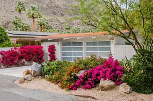 Midcentury Modern Landscaping, Mid Century Landscaping, Mid Century Landscape, Mid Century Ranch, Modern Landscape Design, Home Landscaping, Modern Landscaping, Mid Century Modern House, Desert Landscaping