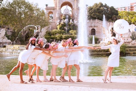 5 Ideas For a Memorable Hen Party in 2020 Bridal Shower Photography, Letters To The Bride, Bachelorette Party Photo, Bridesmaid Photoshoot, Party Photoshoot, Bridal Shower Photos, Local Wedding, Shooting Photo, Bridal Shoot