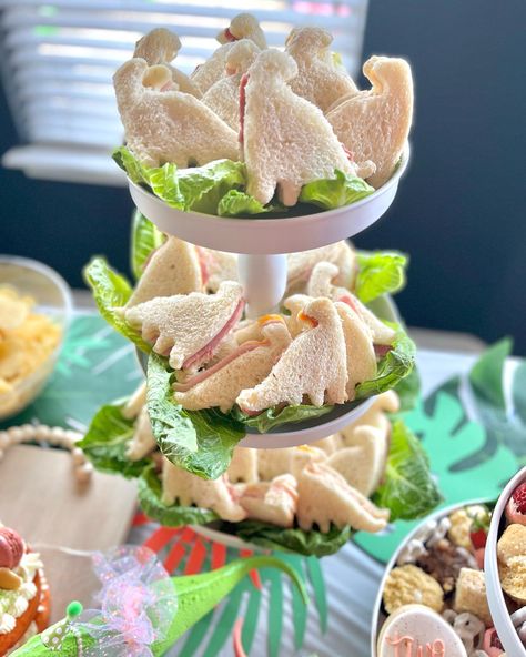 Three Rex Birthday Party Snacks, Dino Theme Birthday Party Food Ideas, Three Rex Birthday Food, Dinasour Party Theme Ideas, Dino Party Balloons, Dinosaur Birthday Party Food Snacks, Dinasour Birthday Ideas 2, Dinosaur Birthday Party Snacks, Three Rex Birthday Party Girl Food