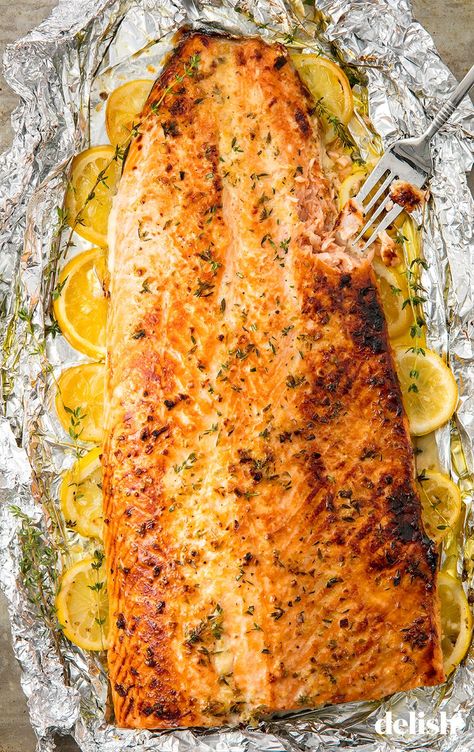 Garlic-Butter Baked Salmon = The Easiest Way To Feed A CrowdDelish Oven Baked Salmon Recipes, Salmon Dinner Recipes, Lemon Pepper Salmon, Salmon In Foil, Fish Recipes Baked, Japanese Desserts, Garlic Butter Salmon, Oven Baked Salmon, Butter Salmon