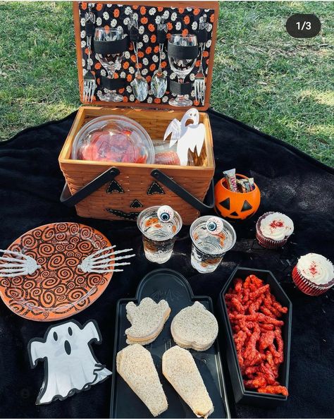 Romantic Diy Gifts, Halloween Themed Snacks, Halloween Sleepover, Halloween Tea Party, Halloween Date, Halloween Movie Night, Picnic Inspiration, Fun Fall Activities, Romantic Picnics