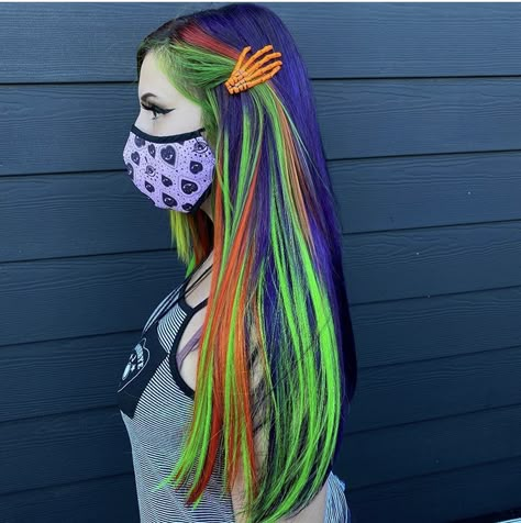 Halloween Hair Dye, Halloween Hair Styles, Free Hair Styles, Purple And Green Hair, Puff Hairstyle, Neon Hair Color, Hair Styles Ideas, Hairstyles Inspiration, Dyed Hair Purple