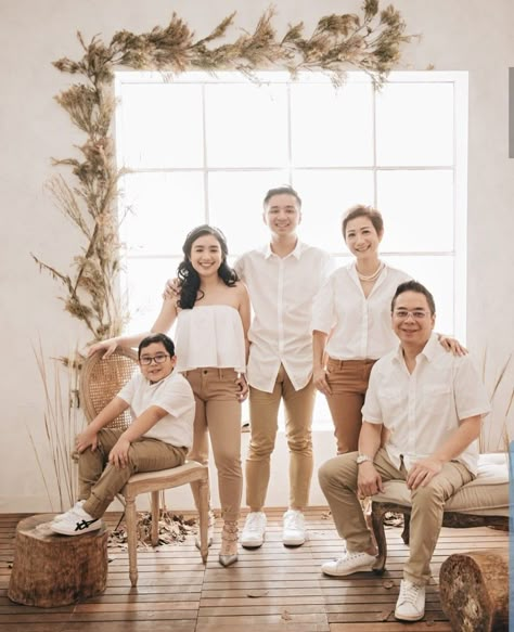 Family Shoot Outfit Ideas Studio, Family Photo Outfits Studio What To Wear, Graduation Family Outfit Ideas, Family Potrait Idea, Simple Family Photoshoot, Family Photo Studio Outfits, Simple Family Photo Outfits, Family Photo Studio Concept, Family Photoshoot Indoor