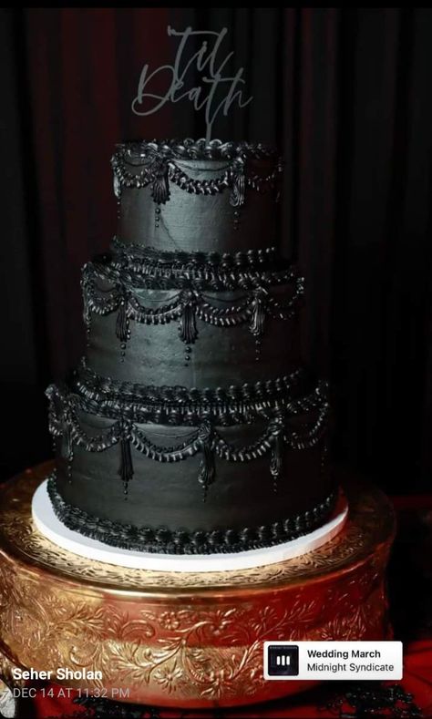 Goth Wedding Cake Victorian Gothic, Emerald And Black Wedding, Dark Theme Wedding, Starfall Wedding, Tim Burton Wedding Theme, Goth Wedding Cake, Wedding Ideas Halloween, Dark Wedding Dress, Dark Wedding Ideas