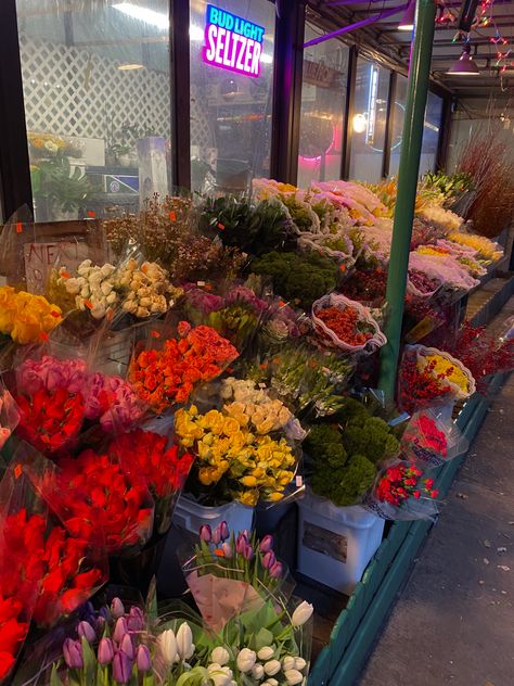 Flowers in the city aesthetic City Flowers Aesthetic, In The City Aesthetic, New York Flower Shop, The City Aesthetic, Flower Shop New York, City Of Flowers, Nyc Flower Market, City Flowers, Vintage Bouquet