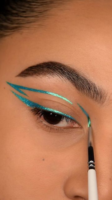 Glitter Graphic Liner, Duochrome Eyeliner, Uv Makeup, Eyeliner Ideas, Nye Makeup, Liner Makeup, Glitter Liner, Graphic Makeup, Event Makeup