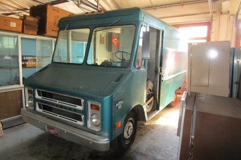 Step Van That Time Forgot: 1973 Chevy P30 - http://barnfinds.com/1973-chevy-p30-step-van/ Van Dwelling, Gas Monkey Garage, Step Van, Lowered Trucks, Best Barns, Chevy Van, Gas Monkey, Living On The Road, Classic Cars Trucks Hot Rods