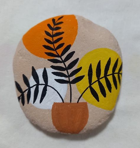 Painting On Black Rocks, Rock Painting Ideas Dots, Plant Rock Painting, Simple Rock Painting Ideas For Beginners, Stone Painting Ideas Creative Rock Art, Stone Painting Ideas Creative, Rock Painting Ideas Flowers, Painted Rocks Easy, Small Rock Painting Ideas