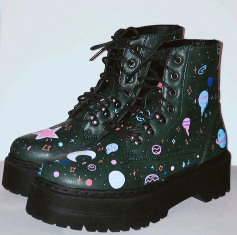 Posca On Shoes, Posca Art Shoes, Painting Shoes, Posca Art, Shoe Art, Painted Shoes, Dr. Martens Boots, On Shoes, Combat Boots