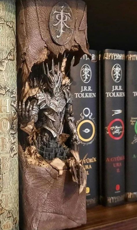 Lotr Man Cave, Lord Of The Rings Lamp, The Hobbit Book Nook, Lotr Book Nook, Lord Of The Rings Book Nook, Diy Lord Of The Rings, Suit Series, Diarama Ideas, Box Diorama