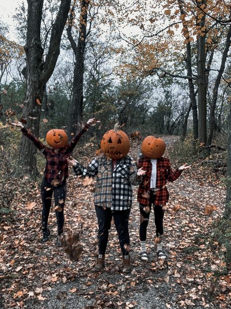 Pumpkin Pictures Friends, Jack O Lantern Family Photos, Fall Photoshoot Friends Group, Halloween Photoshoot Ideas Friends, Photoshoot Pumpkin Head, Halloween Family Photos, Pumpkin Head Photoshoot Friends, Pumpkinhead Photoshoot, Cute Halloween Pictures