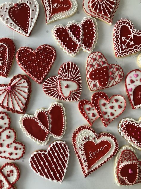 Valentines Cookies Decorated Ideas, Heart Cookies Decorated, Sweets Images, Elegant Cookies, Valentine Cookies Decorated, Holiday Sugar Cookies, Valentines Baking, Pastry Art, Scrumptious Desserts